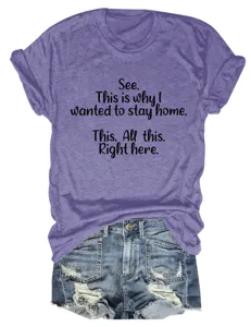 Close-up detail van paars melange korte mouw t-shirt met grappige tekst en spijkerbroek short.