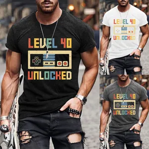 Primo piano di una t-shirt casual da uomo a maniche corte con stampa controller di gioco.