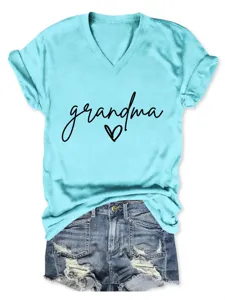 Damen Freizeit V-Ausschnitt Kurzarm T-Shirt mit Grandma Buchstaben und Denim-Shorts.