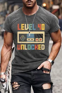 Primo piano dettagliato di t-shirt manica corta grigia scura da uomo con grafica videogioco.