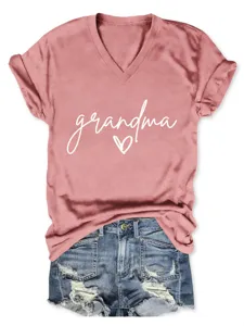 Nahaufnahme des rosa V-Ausschnitt Kurzarm T-Shirts mit tollem Grandma Buchstaben Print.