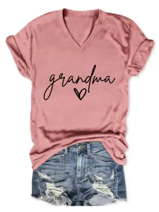 Lässiges V-Ausschnitt Kurzarm-T-Shirt mit Grandma-Buchstabenprint kombiniert mit Jeansshorts.