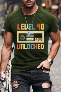 Primo piano della stampa grafica di gioco retro level 40 unlocked su una t-shirt verde.