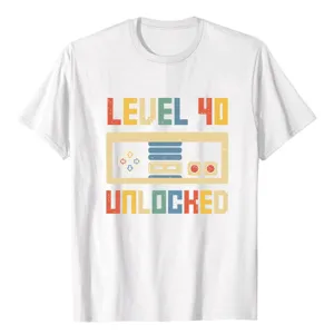 Classica t-shirt bianca a maniche corte con stampa grafica di gioco retro level 40.