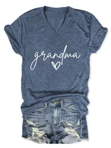 Nahaufnahme Detail des lässigen Damen V-Ausschnitt Kurzarm T-Shirts mit liebevollem Grandma-Druck.