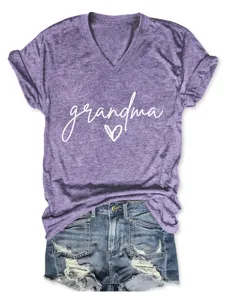 Lässiges violettes Damen V-Ausschnitt Kurzarm T-Shirt mit cooler Grandma Druck Detail.