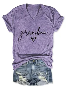 Lässiges Damen V-Ausschnitt Kurzarm T-Shirt mit süßem Grandma Buchstaben Print und Jeansshorts.