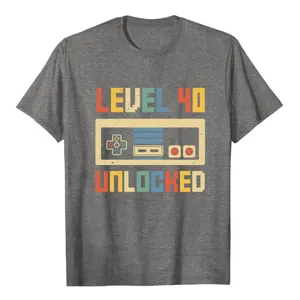 Maglietta grafica vintage Level 40 Unlocked da uomo, t-shirt grigia casual a maniche corte.