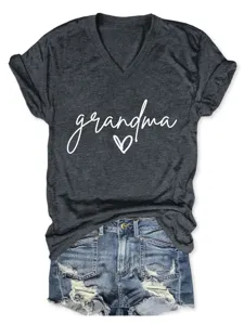 Nahaufnahme Detail des dunkelgrauen V-Ausschnitt Kurzarm T-Shirts mit Grandma Druck.