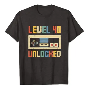 Dettaglio in primo piano della stampa grafica di gioco retro su t-shirt grigia scura
