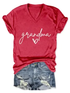 Nahaufnahme des lässigen roten V-Ausschnitt Grandma T-Shirts mit stylischen blauen Jeansshorts.