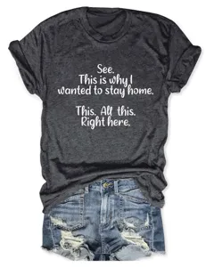 Gedetailleerd uitzicht van het donkergrijze slogan t-shirt gecombineerd met jeans.