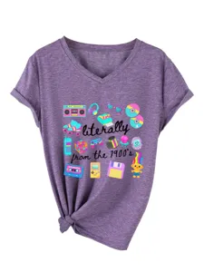 Μωβ κοντομάνικο t-shirt με V λαιμόκοψη, ρετρό γραφικά 90s και κόμπο στο κάτω μέρος.