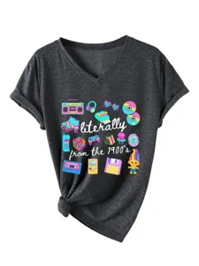 Καθημερινό σκούρο γκρι t-shirt με V-neck και κοντό μανίκι με ρετρό τύπωμα δεκαετίας 90.