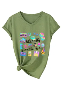 Ρετρό γυναικείο T-shirt με V-neck και κοντό μανίκι 90s σε χακί χρώμα με vintage τύπωμα.