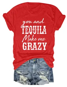 T-shirt rouge à manches courtes avec imprimé lettrage et short en jean, tenue élégante.