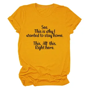 Close-up weergave van het casual gele t-shirt met korte mouwen en grappige tekstprint.