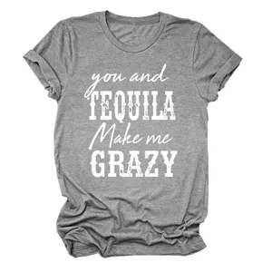 Vue détaillée du t-shirt gris à manches courtes avec imprimé texte blanc, style doux.