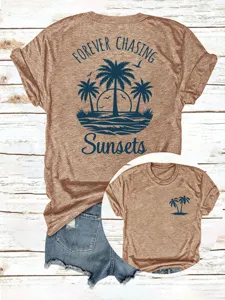 Nahaufnahme Detail des lässigen Damen Kurzarm T-Shirts mit Sonnenuntergang Palmen Grafik.
