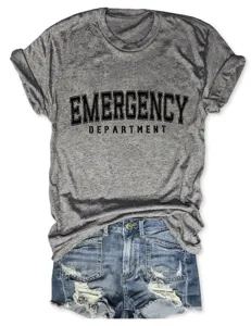 Lässiges graues Kurzarm-T-Shirt mit Notfall-Abteilung-Druck kombiniert mit Jeansshorts.