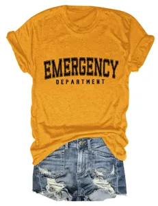 Lässiges Damen Rundhals Kurzarm Grafik T-Shirt kombiniert mit coolen Jeansshorts.