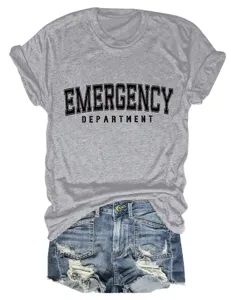 Lässiges Damen Kurzarm Grau T-Shirt kombiniert mit stylischen Destroyed Jeansshorts.