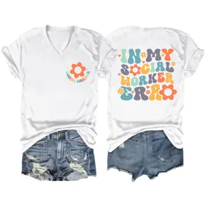 Wit V-hals korte mouw T-shirt met social worker grafische print en denim shorts.