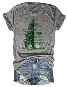 Maglietta grigia casual con stampa foresta e pantaloncini di jeans alla moda per donna.