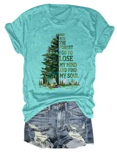 T-shirt casual a maniche corte con scollo rotondo abbinata a pantaloncini di jeans da donna.