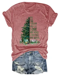 Primo piano dettagliato della stampa grafica e della consistenza del t-shirt da donna.