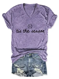 Damen lila V-Ausschnitt Kurzarm T-Shirt mit Baseball Grafik und tis the season Aufdruck.