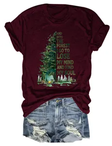 Vista dettagliata della t-shirt marrone casual da donna con grafica forestale e pantaloncini.