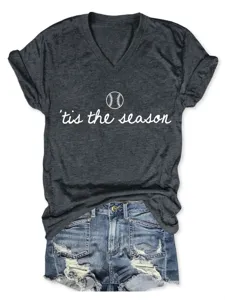 Lässiges damen v-ausschnitt kurzarm t-shirt mit schriftzug und jeansshorts flat lay design.