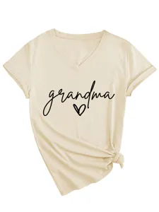 Nahaufnahme der süßen Grandma-Buchstaben-Grafik und des stylischen Knotendesigns am Saum.