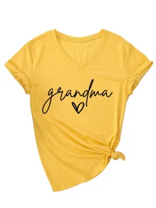 Detailaufnahme des gelben V-Ausschnitt Kurzarm T-Shirts mit Grandma Druck und Knotensaum.