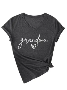 Lässiges Damen V-Ausschnitt Kurzarm T-Shirt mit Grandma Buchstaben und Herzdruck Detail.