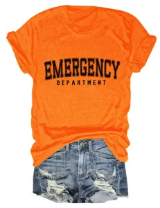 Lässiges Damen Kurzarm T-Shirt mit Emergency Department Print und blauen Jeansshorts.