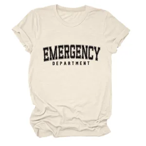 Detailansicht des beigen Kurzarm-T-Shirts mit auffälligem College-Notfalldruck vorne.
