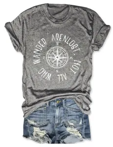 Graues Kurzarm-T-Shirt mit Kompass-Grafik und gekrempelten Ärmeln kombiniert mit Jeansshorts.