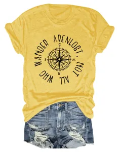 Gelbes Kurzarm-Rundhals-T-Shirt mit Kompass-Zitat-Grafik kombiniert mit Jeans-Shorts.