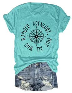 Lässiges türkisfarbenes Damen Kurzarm-T-Shirt kombiniert mit Jeansshorts und Kompass-Motiv.