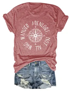 Detailaufnahme des lässigen Damen Kurzarmshirts mit auffälligem Kompass Grafik Druck.
