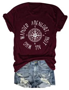 Damen lässiges Rundhals Kurzarm Burgunder T-Shirt mit Kompass Print und Jeansshorts.