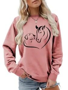 Vista dettagliata della felpa rosa da donna a maniche lunghe con stampa grafica cuore cane cavallo.