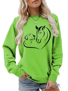 Felpa verde a maniche lunghe da donna con dettaglio grafico cuore cane e cavallo.