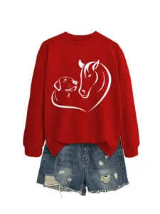 Vista dettagliata della felpa rossa a maniche lunghe con un grazioso design grafico cuore cane cavallo.