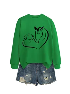 Felpa verde da donna a maniche lunghe con cuore di cane e cavallo e pantaloncini di jeans.
