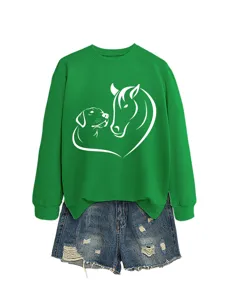 Felpa verde con stampa cuore cane cavallo e pantaloncini di jeans vista dettagliata.