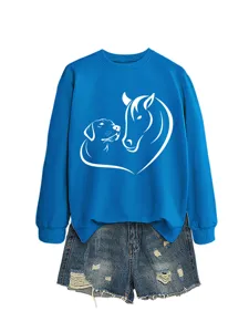 Felpa blu girocollo da donna con stampa cuore cane cavallo abbinata a pantaloncini di jeans.