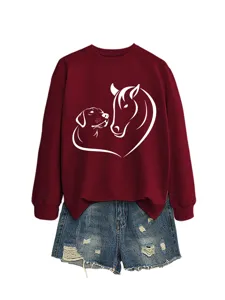 Vista dettagliata felpa bordeaux maniche lunghe con grafica cuore cane cavallo e pantaloncini.